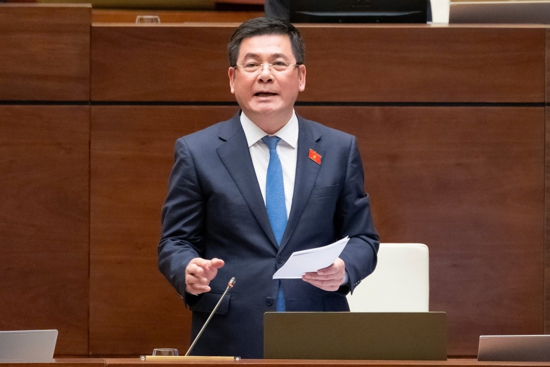 শিল্প ও বাণিজ্য মন্ত্রী নগুয়েন হং দিয়েন সভায় ব্যাখ্যা করছেন। ছবি: quochoi.vn