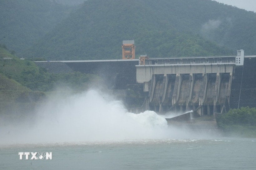 La centrale hydroélectrique de Son La ouvre une vanne de décharge inférieure. (Photo : Quang Quyet/VNA)