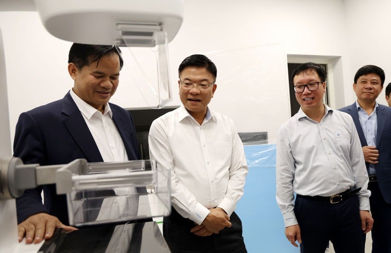 Phó Thủ tướng Lê Thành Long kiểm tra dự án Bệnh viện Bạch Mai và Việt Đức cơ sở 2- Ảnh 4.