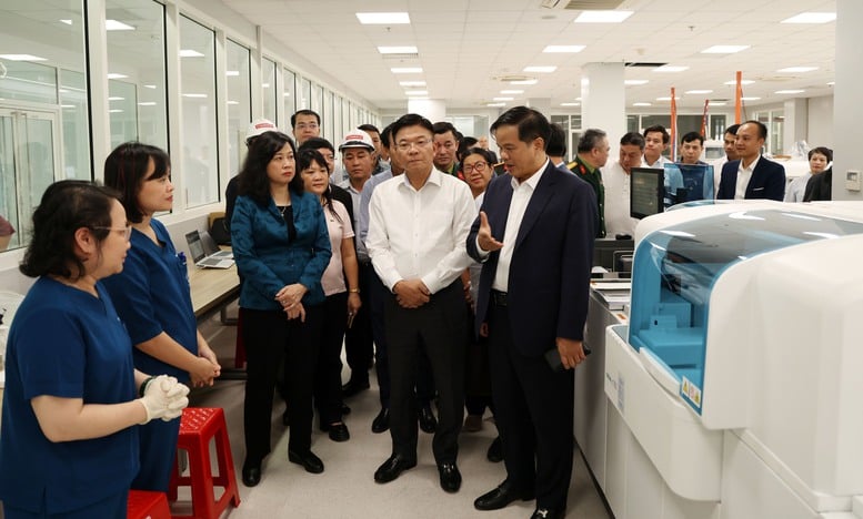 Phó Thủ tướng Lê Thành Long kiểm tra dự án Bệnh viện Bạch Mai và Việt Đức cơ sở 2- Ảnh 6.