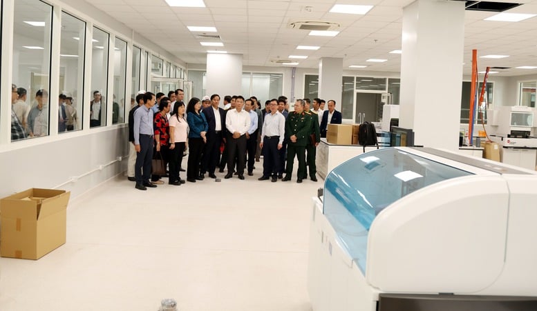 Phó Thủ tướng Lê Thành Long kiểm tra dự án Bệnh viện Bạch Mai và Việt Đức cơ sở 2- Ảnh 7.