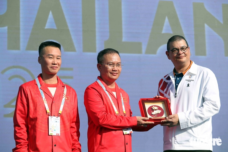Cérémonie de levée du drapeau - Photo 1.