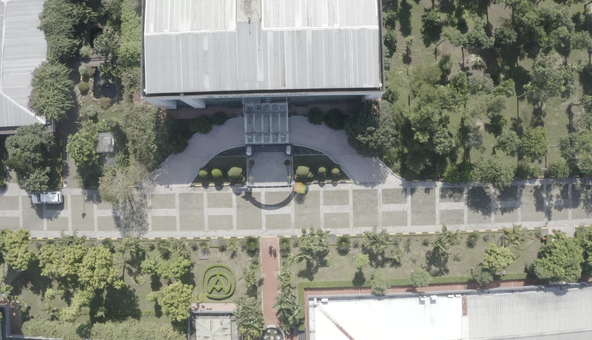 Khuôn viên Chi nhánh Nhà máy tại Hải Dương (Nhà máy sản xuất thức ăn chăn nuôi) của Công ty Cổ phần Chăn nuôi C.P. Việt Nam rộng 14 ha nhưng có tới gần 30% diện tích được phủ xanh bởi cây cối, tạo không gian sản xuất hài hòa với môi trường. Ảnh: HT.