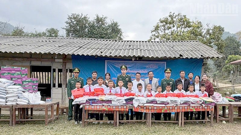 Offiziere und Soldaten der Grenzschutzstation Chieng Khuong koordinierten sich mit einer Freiwilligengruppe, um Schülern der Grundschule Huoicu im Bezirk MuongEt der Provinz Huaphanh in Laos Geschenke zu überreichen.