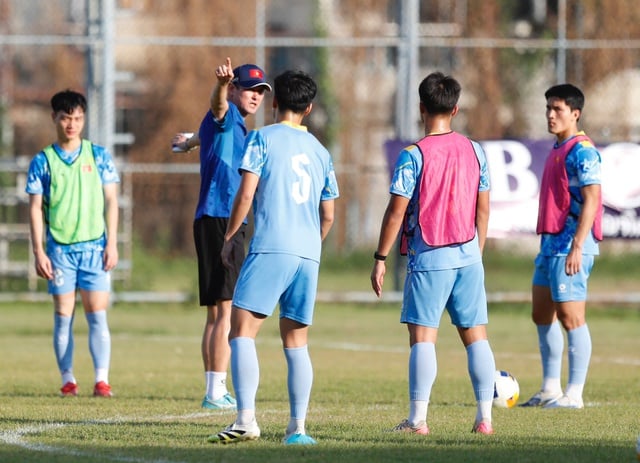 Trực thăng quần thảo buổi tập U.23 Việt Nam, ông Kim sẵn sàng 'đạn dược' cho trận đại chiến Malaysia- Ảnh 20.