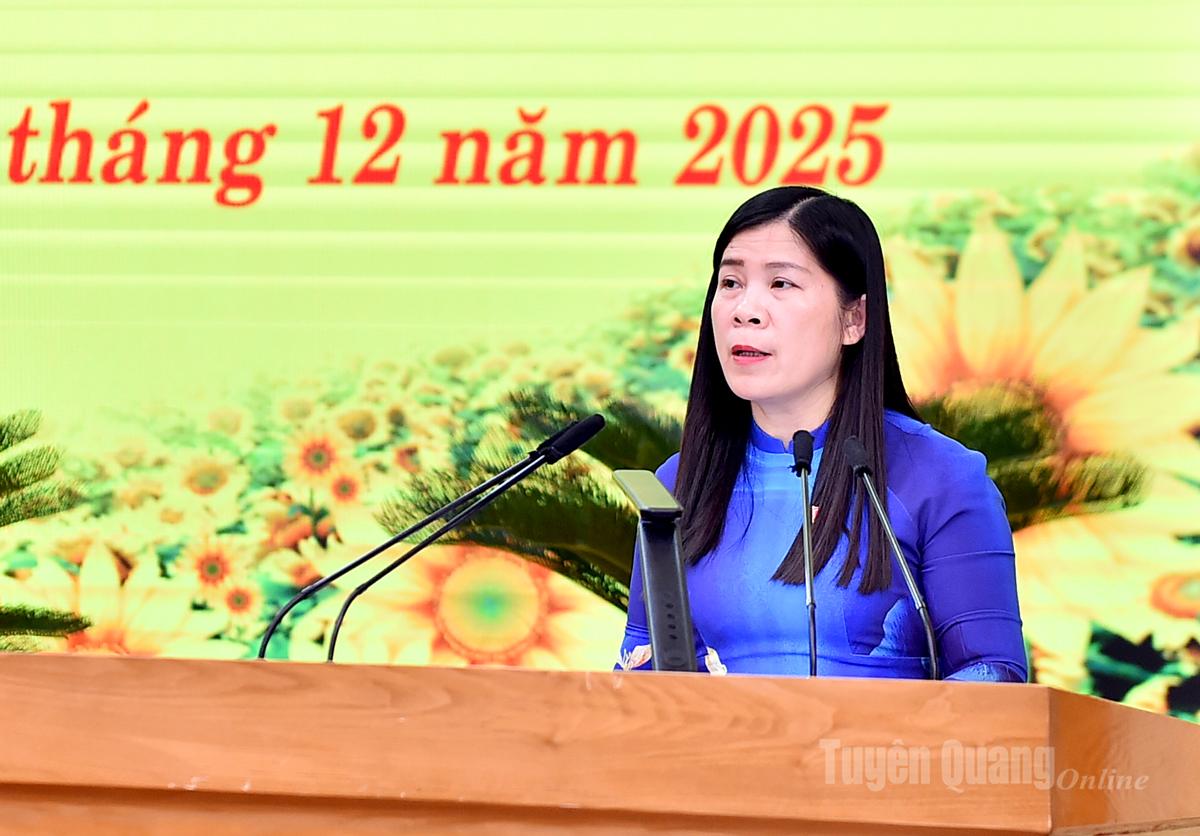 ທ່ານ​ນາງ​ຮອງ​ປະ​ທານ​ສະ​ພາ​ປະ​ຊາ​ຊົນ​ແຂວງ Le Thi Thanh Tra ໄດ້​ສະ​ເໜີ​ວາ​ລະ​ປະ​ຊຸມ.