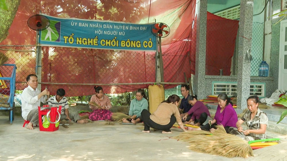 Skupina slepých vázajících košťata ve městě Thuan Loc je odhodlána sjednotit se, aby se vymanila z chudoby.