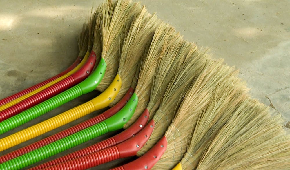 Odolné a krásné košťata vznikají pod odhodlanýma rukama nevidomých lidí.