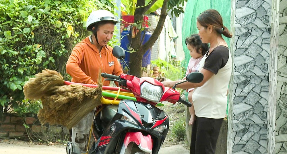 Paní Le Cam Huong je zodpovědná za vytváření „výstupů“ pro tým vázajících košťata.