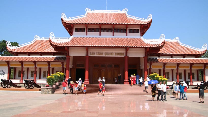 Turiștii vizitează Muzeul Quang Trung (comuna Tay Son, provincia Gia Lai), care păstrează și expune numeroase artefacte istorice valoroase din perioada Tay Son.