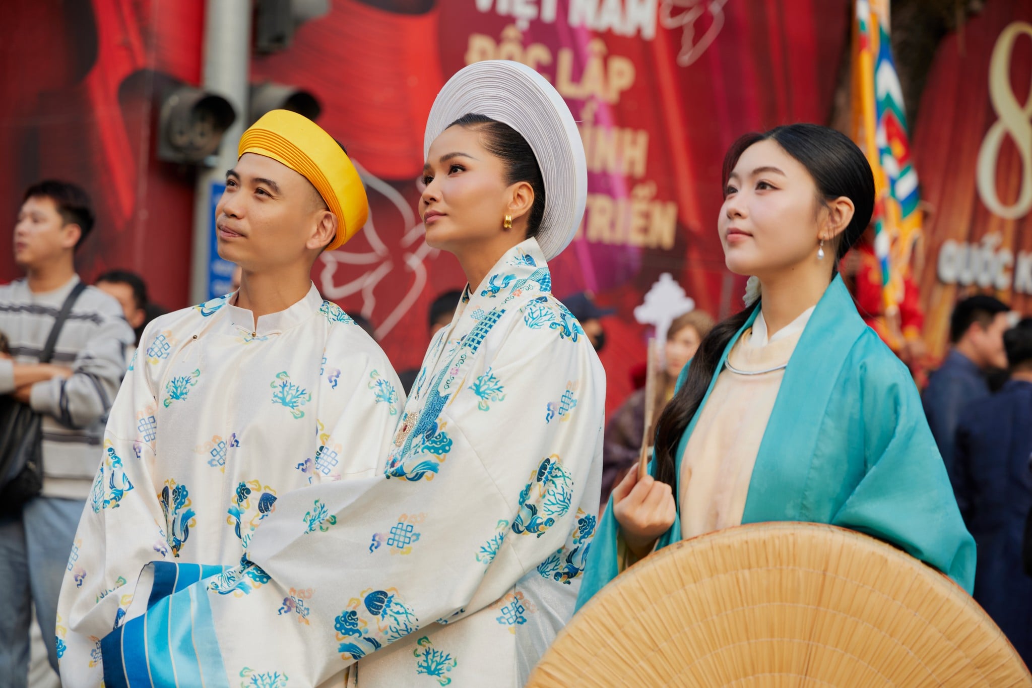 Lọ Lem Con gái MC Quyền Linh 'gây sốt' khi diện Việt phục, 'đọ sắc' với H'Hen Niê - Ảnh 2.