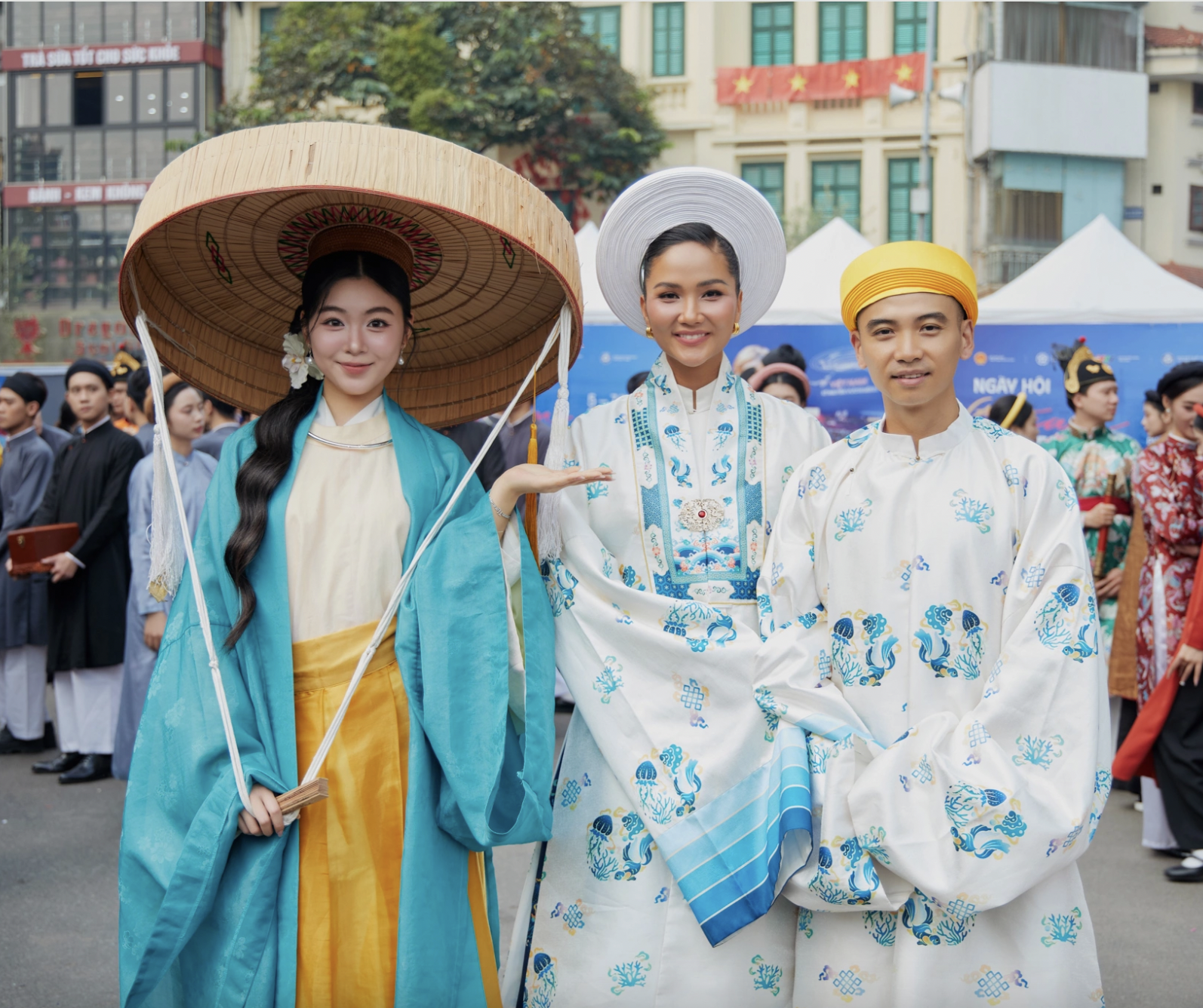 Lọ Lem Con gái MC Quyền Linh 'gây sốt' khi diện Việt phục, 'đọ sắc' với H'Hen Niê - Ảnh 4.