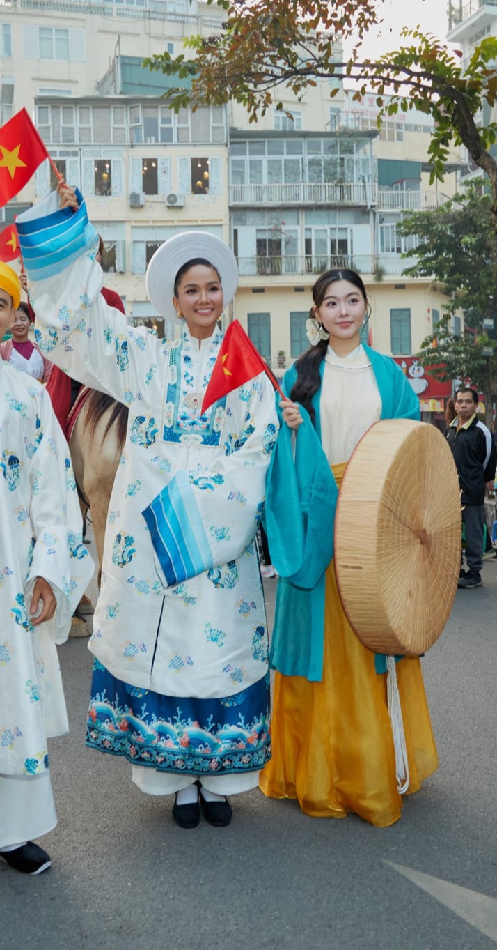 Lọ Lem Con gái MC Quyền Linh 'gây sốt' khi diện Việt phục, 'đọ sắc' với H'Hen Niê - Ảnh 5.
