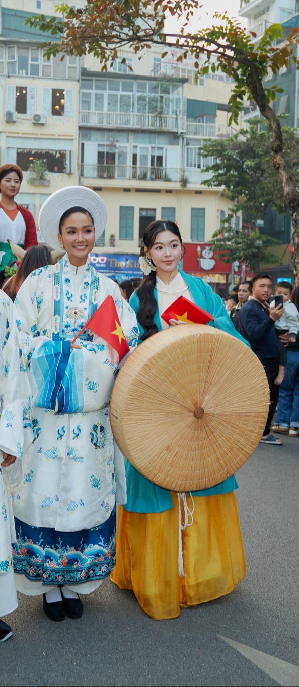 Lọ Lem Con gái MC Quyền Linh 'gây sốt' khi diện Việt phục, 'đọ sắc' với H'Hen Niê - Ảnh 6.