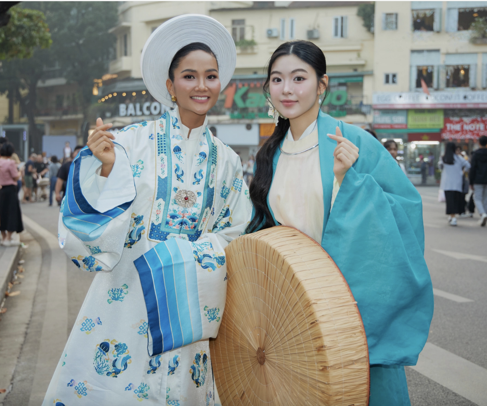 Lọ Lem Con gái MC Quyền Linh 'gây sốt' khi diện Việt phục, 'đọ sắc' với H'Hen Niê - Ảnh 7.