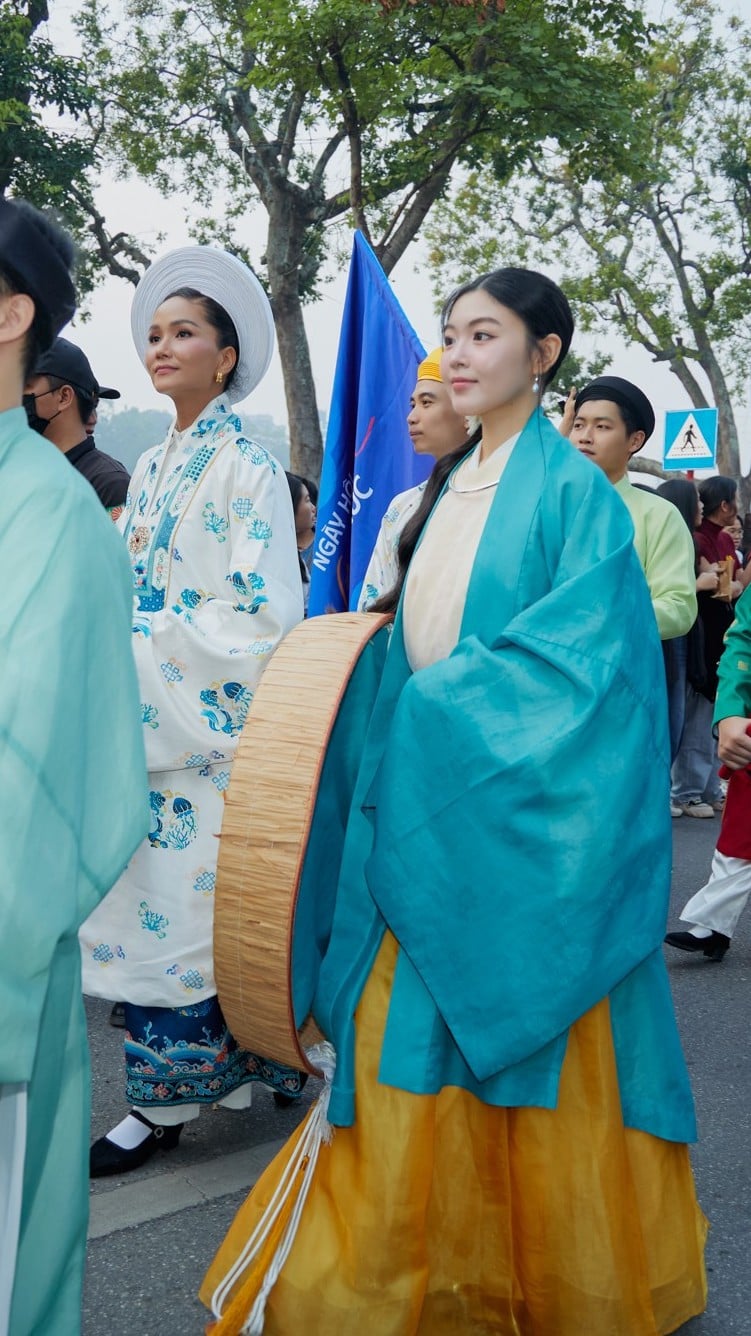Lọ Lem Con gái MC Quyền Linh 'gây sốt' khi diện Việt phục, 'đọ sắc' với H'Hen Niê - Ảnh 8.