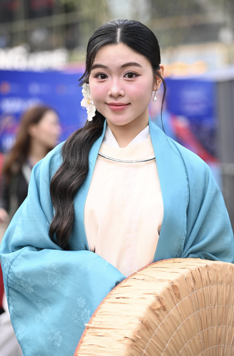 Lọ Lem Con gái MC Quyền Linh 'gây sốt' khi diện Việt phục, 'đọ sắc' với H'Hen Niê - Ảnh 9.