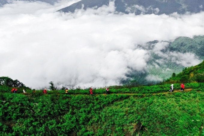 Du khách check in đỉnh Lùng Cúng sáng 16/11.