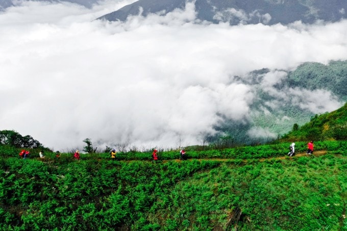 Du khách check in đỉnh Lùng Cúng sáng 16/11. Ảnh: Nguyễn Trọng Cung