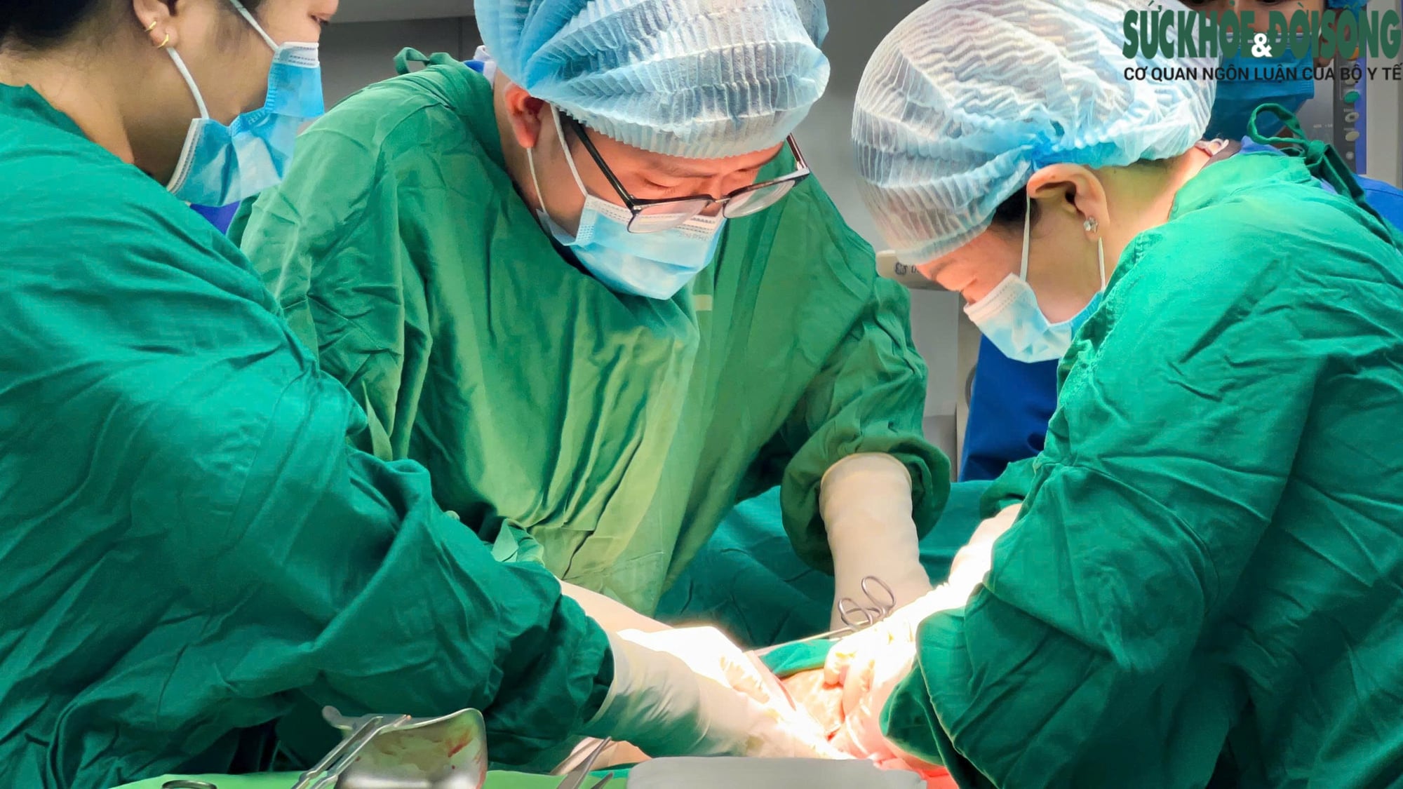 Sản phụ trẻ ở Bình Dương sinh 2 bé trai sau ca ghép nối tay đặc biệt- Ảnh 1.