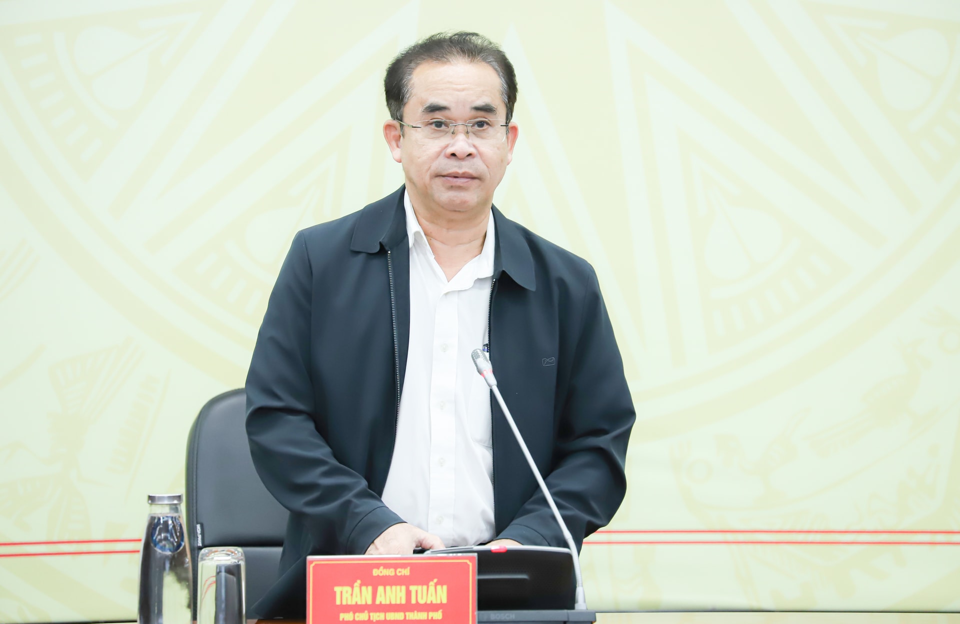 Místopředseda městského lidového výboru Tran Anh Tuan hovoří na schůzi. Foto: NGOC PHU