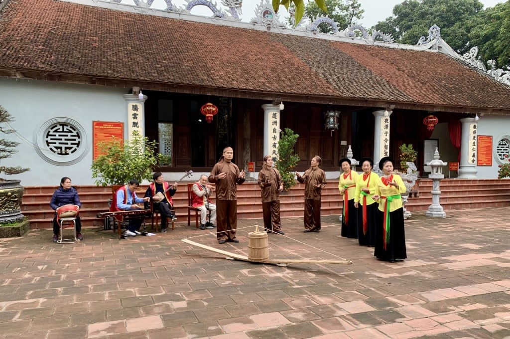 សមាជិកក្លឹបស្គរ Da Trach ឃុំ Trieu Viet Vuong សំដែងស្គរនៅប្រាសាទ Hoa Da Trach។