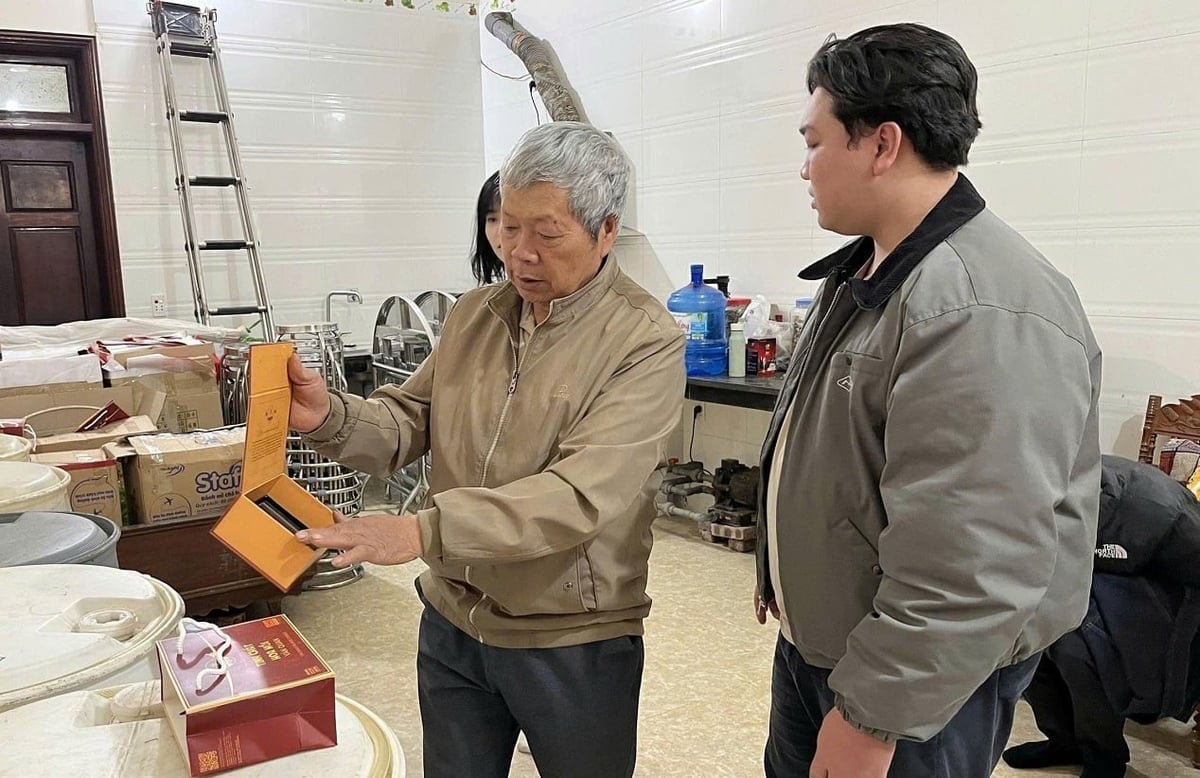 Doanh nghiệp địa phương giới thiệu mẫu bao bì sản phẩm hồi chế biến sâu nhằm mở rộng thị trường. Ảnh: Hoàng Nghĩa.