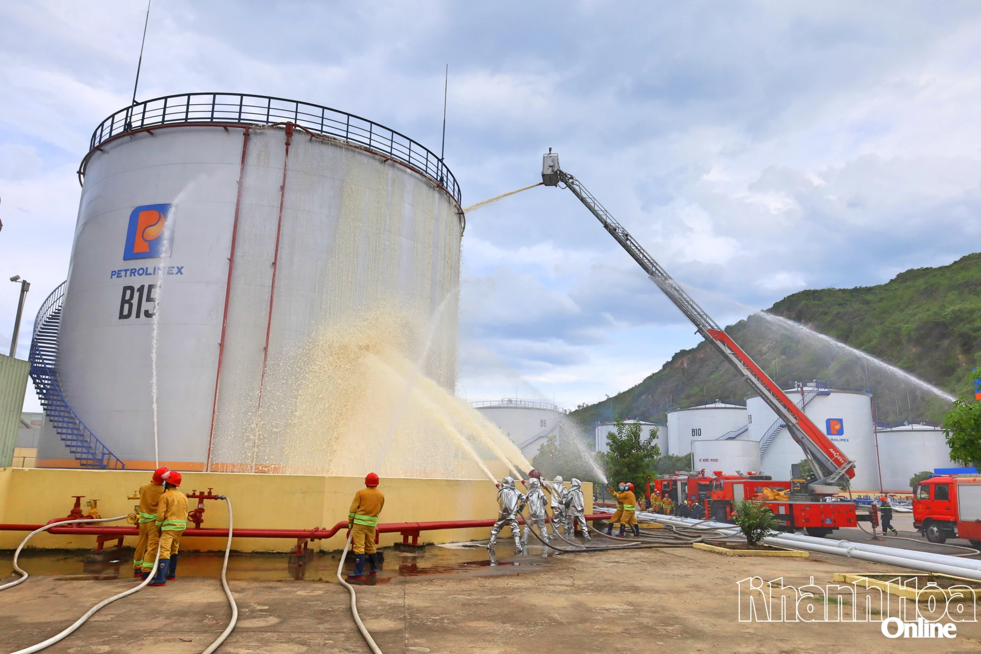 The company conducted a fire prevention and fighting drill at Vinh Nguyen Petroleum Depot (Nha Trang Ward).