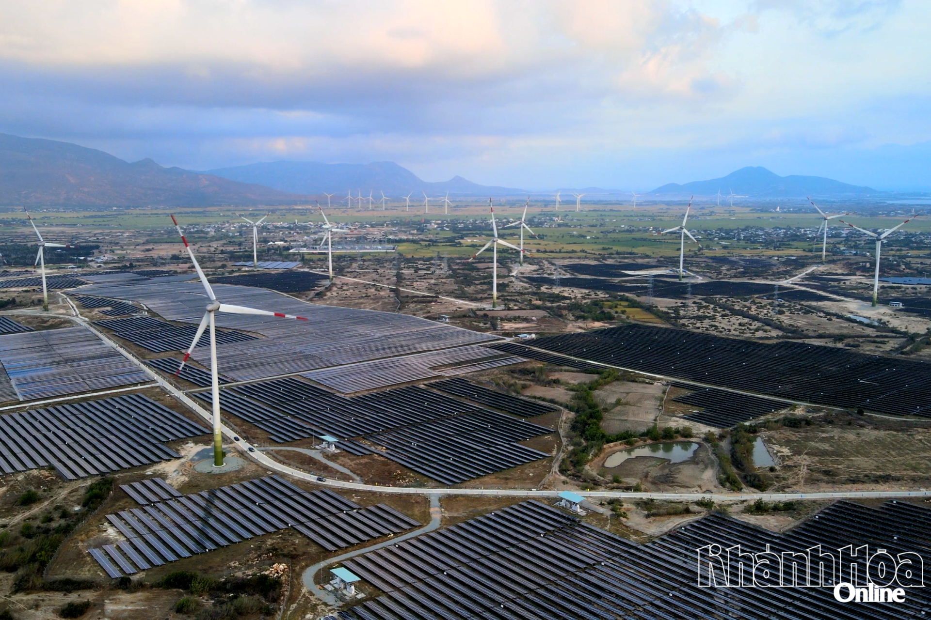 مزرعه بادی و خورشیدی ترونگ نام