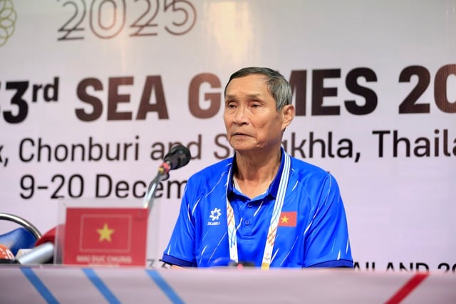 គ្រូបង្វឹក Mai Duc Chung បាននិយាយយ៉ាងក្រៀមក្រំថា៖ «វាគួរឲ្យអាណិតណាស់ដែលក្រុមនារីវៀតណាមចាញ់ហ្វីលីពីននៅនាទីចុងក្រោយ ខ្ញុំទទួលខុសត្រូវ» - រូបថត ១. HLV Mai Đức Chung buồn bã: ‘Đội tuyển nữ Việt Nam thua Philippines phút cuối thật đáng tiếc, tôi nhận trách nhiệm