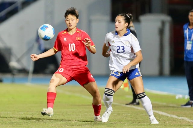 គ្រូបង្វឹក Mai Duc Chung បាននិយាយយ៉ាងក្រៀមក្រំថា៖ «វាគួរឲ្យអាណិតដែលក្រុមនារីវៀតណាមចាញ់ហ្វីលីពីននៅនាទីចុងក្រោយ ខ្ញុំទទួលខុសត្រូវ» - រូបថត ៤. HLV Mai Đức Chung buồn bã: ‘Đội tuyển nữ Việt Nam thua Philippines phút cuối thật đáng tiếc, tôi nhận trách nhiệm