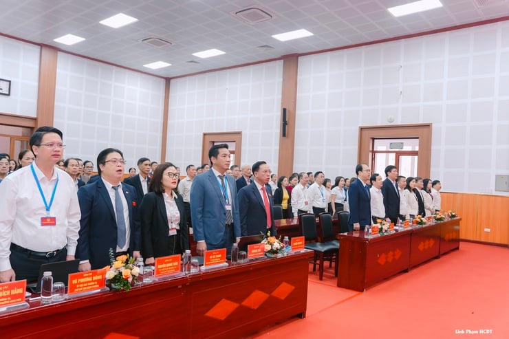 សម័យប្រជុំលើកទី៣ ក្រុមប្រឹក្សាប្រជាជនសង្កាត់ឡុងបៀនបានដោះស្រាយគោលដៅសំខាន់ៗជាច្រើនសម្រាប់ឆ្នាំ២០២៦ - រូបថត ១. Kỳ họp thứ ba HĐND phường Long Biên quyết nghị nhiều mục tiêu trọng tâm cho năm 2026- Ảnh 1.