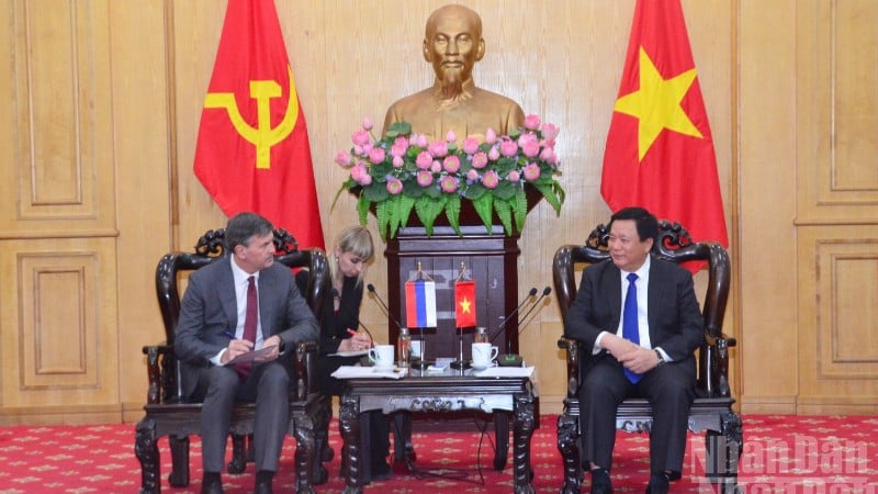 Kamerat Nguyen Xuan Thang, medlem av politbyrået, direktør for Ho Chi Minhs nasjonale akademi for politikk og leder av det sentrale teoretiske rådet, mottok og samarbeidet med Alexey Komissarov, direktør for akademiet for offentlig administrasjon og nasjonaløkonomi under presidenten i Russland (Ranepa). (Foto: PHAM CUONG)