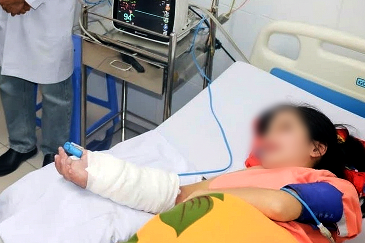 Sản phụ từng đứt lìa bàn tay đã sinh đôi bình an tại Bệnh viện Bình Dương - Ảnh 1.