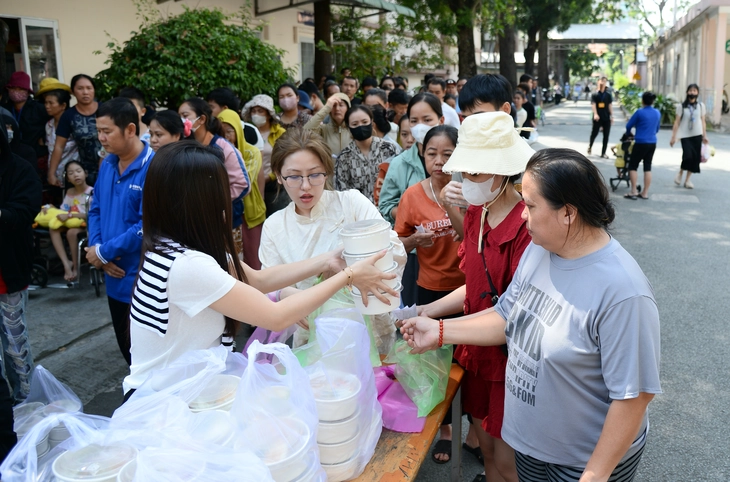 Trao tặng 800 phần cơm và 130 triệu đồng viện phí cho bệnh nhi nghèo - Ảnh 4.