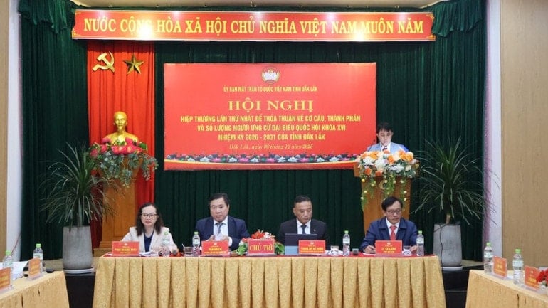 Soudruzi předsedali konferenci. Foto: Vietnamská fronta vlasti provincie Dak Lak. img-009-4155.jpg