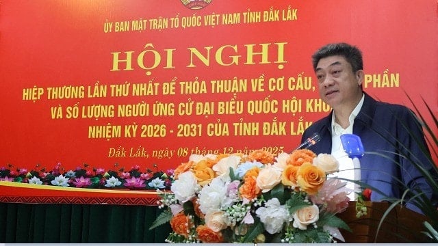 Soudruh Tu Thai Giang, člen stálého výboru provinční strany, stálý místopředseda provinční lidové rady, představil očekávanou strukturu, složení a rozložení kandidátů pro 16. Národní shromáždění a volby lidových rad na všech úrovních pro volební období 2026–2031. Foto: Vietnamská vlastenecká fronta provincie Dak Lak. img-011-3566.jpg