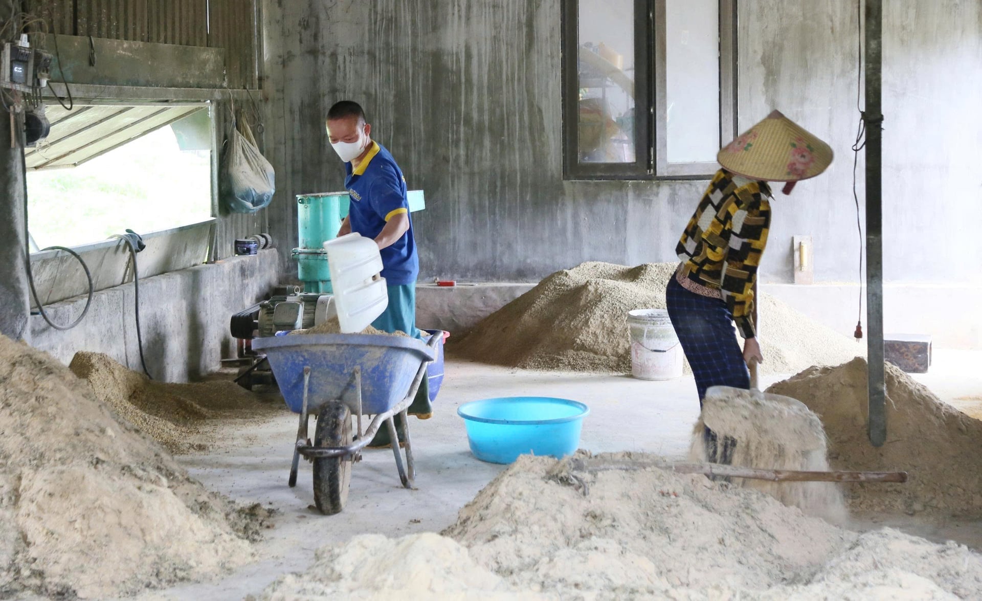 Chế biến thức ăn thảo dược tại trang trại nuôi gà. Ảnh: T. Phùng.