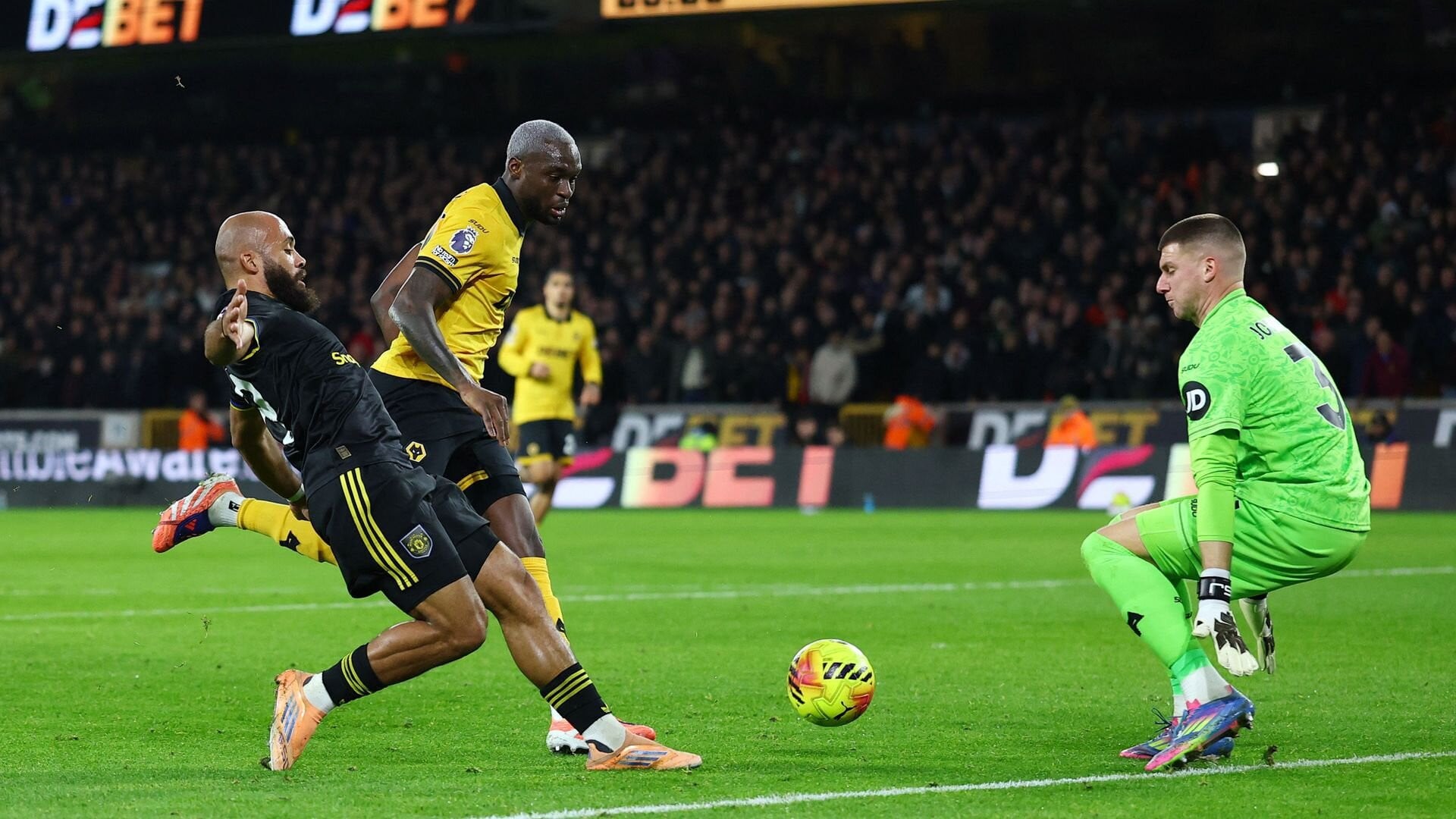 resources_premierleague_pulselive_com 2025 12 08T203141Z_1089599052_UP1ELC81L0R3H_RTRMADP_3_SOCCER ENGLAND WOL MUN.jpg