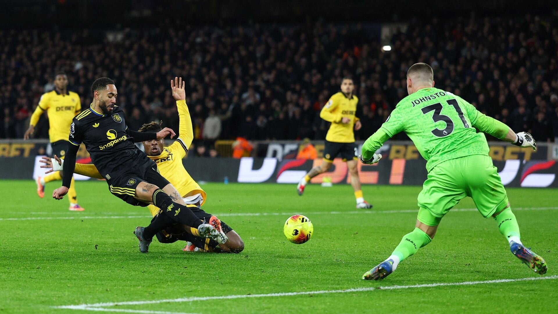 resources_premierleague_pulselive_com 2025 12 08T203203Z_1801732927_UP1ELC81L1D3I_RTRMADP_3_SOCCER ENGLAND WOL MUN (2).jpg