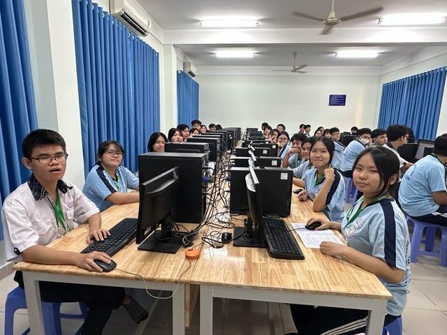 Học sinh TP.HCM làm quen với thi tốt nghiệp THPT trên máy tính - Ảnh 2.