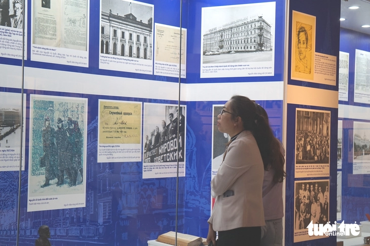 Die erste Ausstellung eines 100 Jahre alten, wertvollen Buches mit zwei russischen Artikeln von Präsident Ho Chi Minh - Foto 1. Sách quý - Ảnh 1.