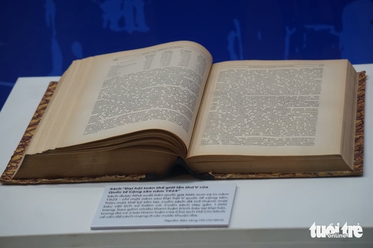 Die erste Ausstellung eines 100 Jahre alten, wertvollen Buches mit zwei russischen Artikeln von Präsident Ho Chi Minh - Foto 2. Sách quý - Ảnh 2.