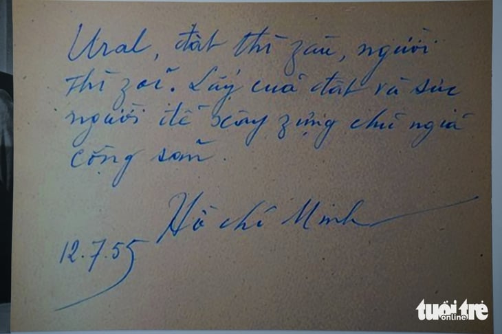 Die erste Ausstellung eines 100 Jahre alten, wertvollen Buches mit zwei russischen Artikeln von Präsident Ho Chi Minh - Foto 3. Lần đầu trưng bày sách quý 100 tuổi có hai bài viết tiếng Nga của Chủ tịch Hồ Chí Minh - Ảnh 3.