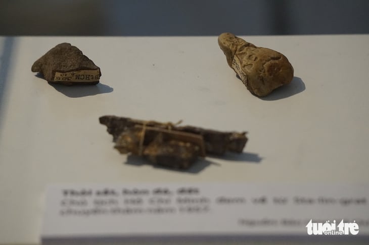 Die erste Ausstellung eines 100 Jahre alten, wertvollen Buches mit zwei russischen Artikeln von Präsident Ho Chi Minh - Foto 4. Sách quý - Ảnh 4.