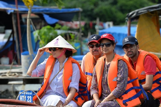 A Ha Long-öbölbe szóló jegyek vásárlásához személyi igazolvány bemutatása szükséges - 1. kép Mua vé tham quan vịnh Hạ Long phải cung cấp CCCD- Ảnh 1.