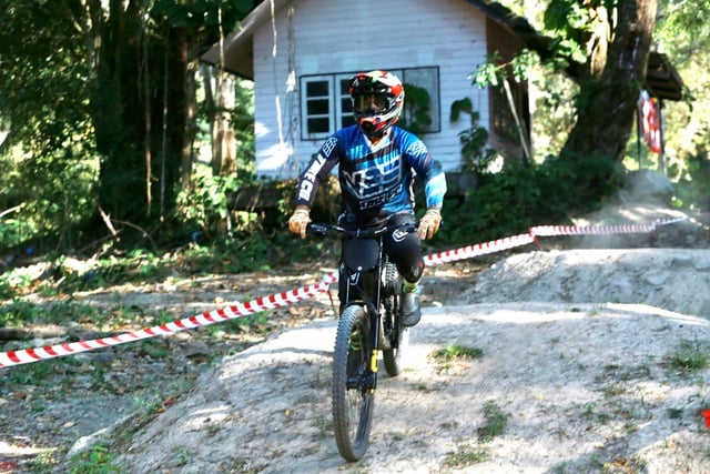 Thailand membina litar lumba luar jalan di zoo, penunggang basikal Vietnam berdepan kesukaran - Foto 3. Thái Lan làm đường đua địa hình trong sở thú, cua rơ Việt Nam gặp khó- Ảnh 3.