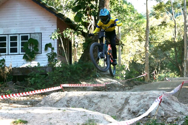 Thailand membina litar lumba luar jalan di zoo, penunggang basikal Vietnam berdepan kesukaran - Foto 8. Thái Lan làm đường đua địa hình trong sở thú, cua rơ Việt Nam gặp khó- Ảnh 8.