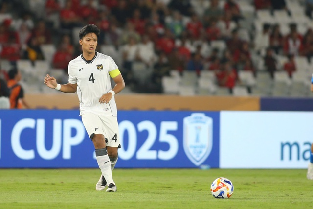 ຖືກຕຳໜິຕິຕຽນຢ່າງໜັກ ເພາະ U.23 ອິນໂດເນເຊຍ ມີຄວາມສ່ຽງທີ່ຈະກັບບ້ານກ່ອນໄວ, ຄູຝຶກ Sjafri ເວົ້າຢ່າງຂົມຂື່ນ - ຮູບ 2. Bị chỉ trích dữ dội vì U.23 Indonesia có nguy cơ về nước sớm, HLV Sjafri nói cay đắng- Ảnh 2.