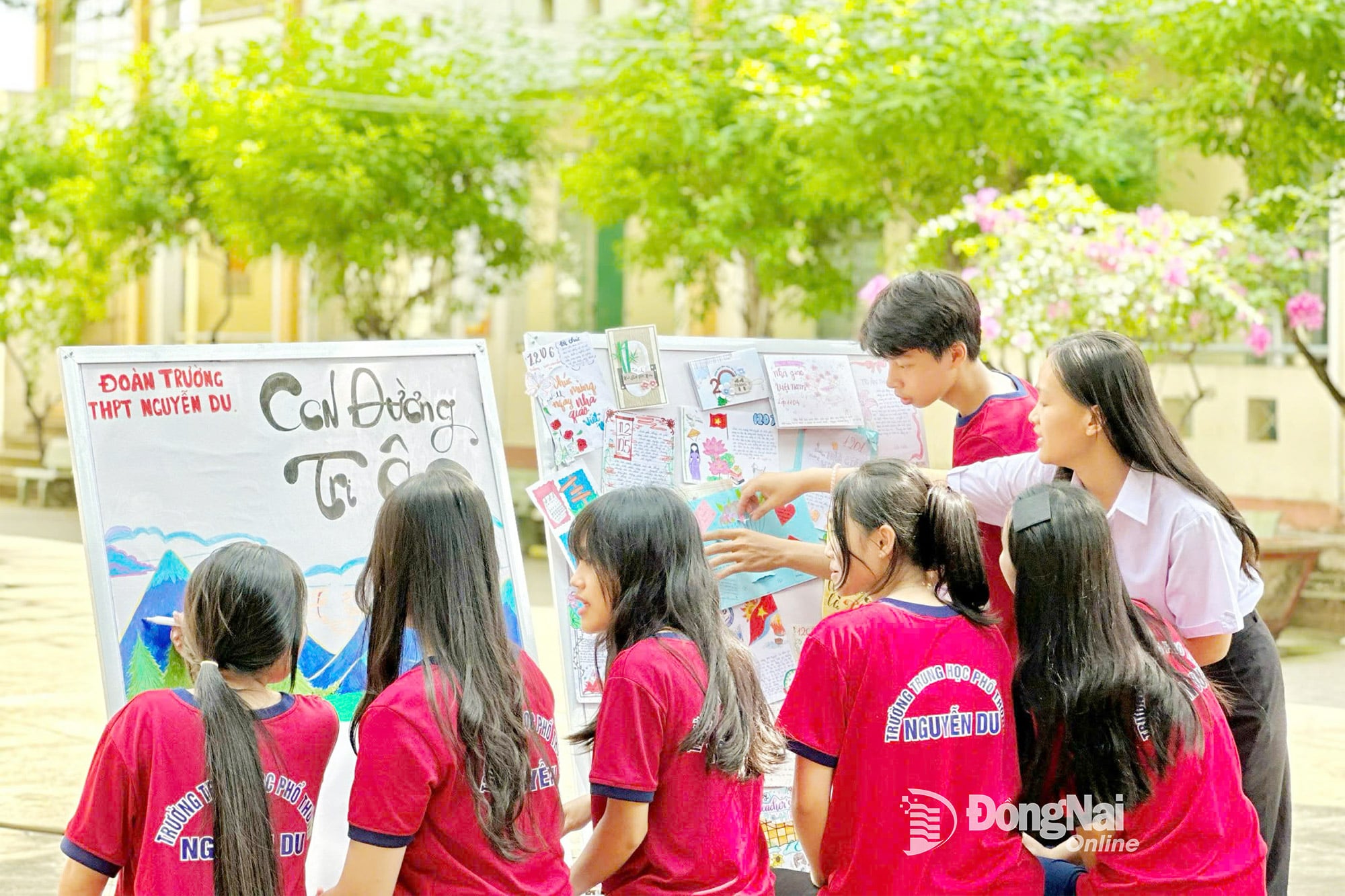Union members of Nguyen Du High School (in Binh Phuoc ward) with the activity of making a wall newspaper to celebrate Vietnamese Teachers' Day November 20. Photo: H.T